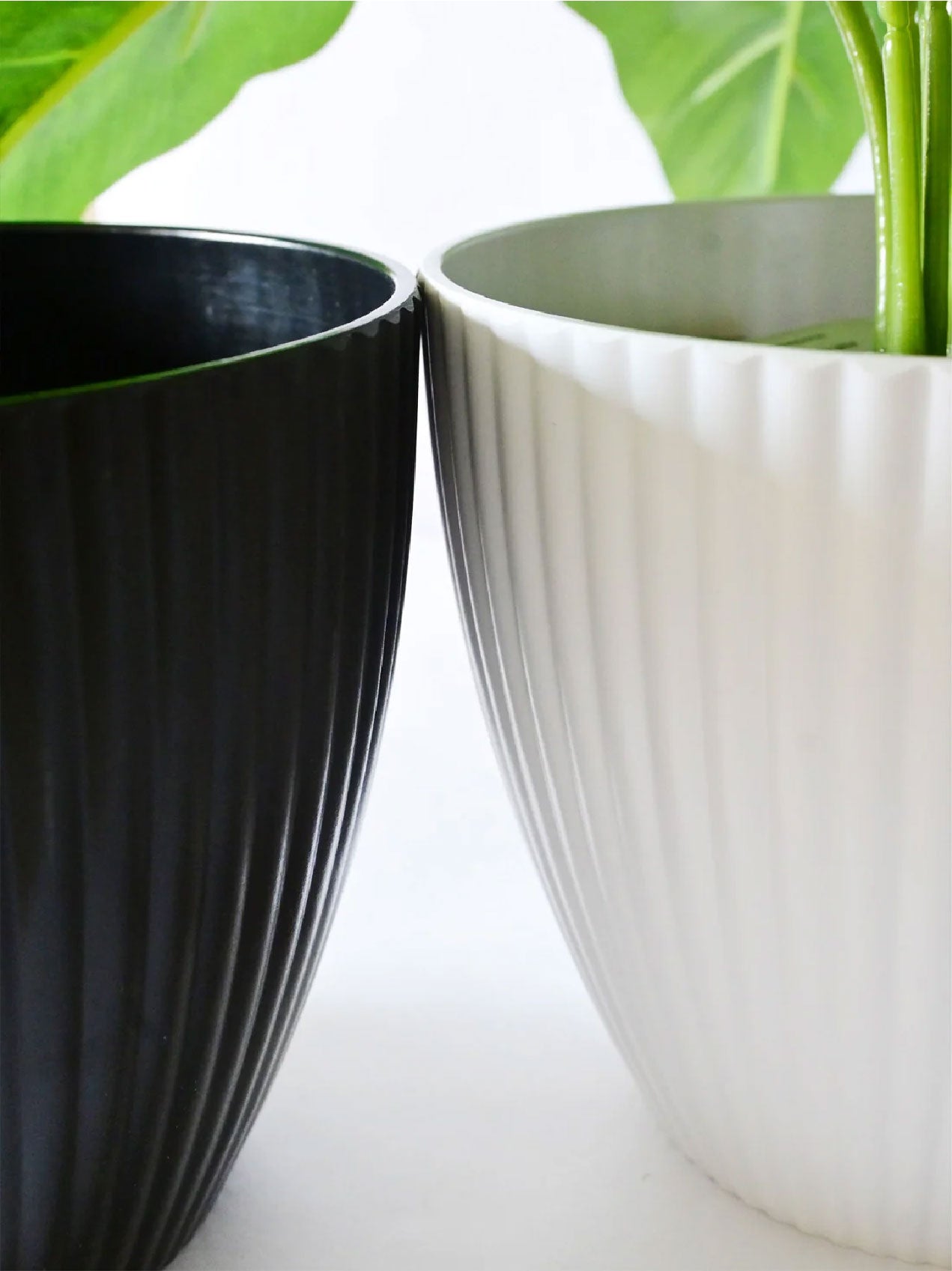 Elegant Ribbed Melamine Pot - Black and White