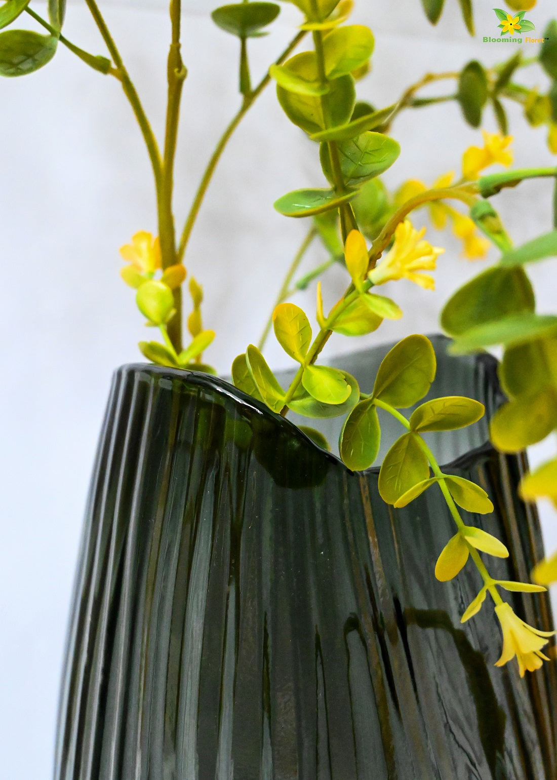 Elegant Noir Ribbed Glass Vase