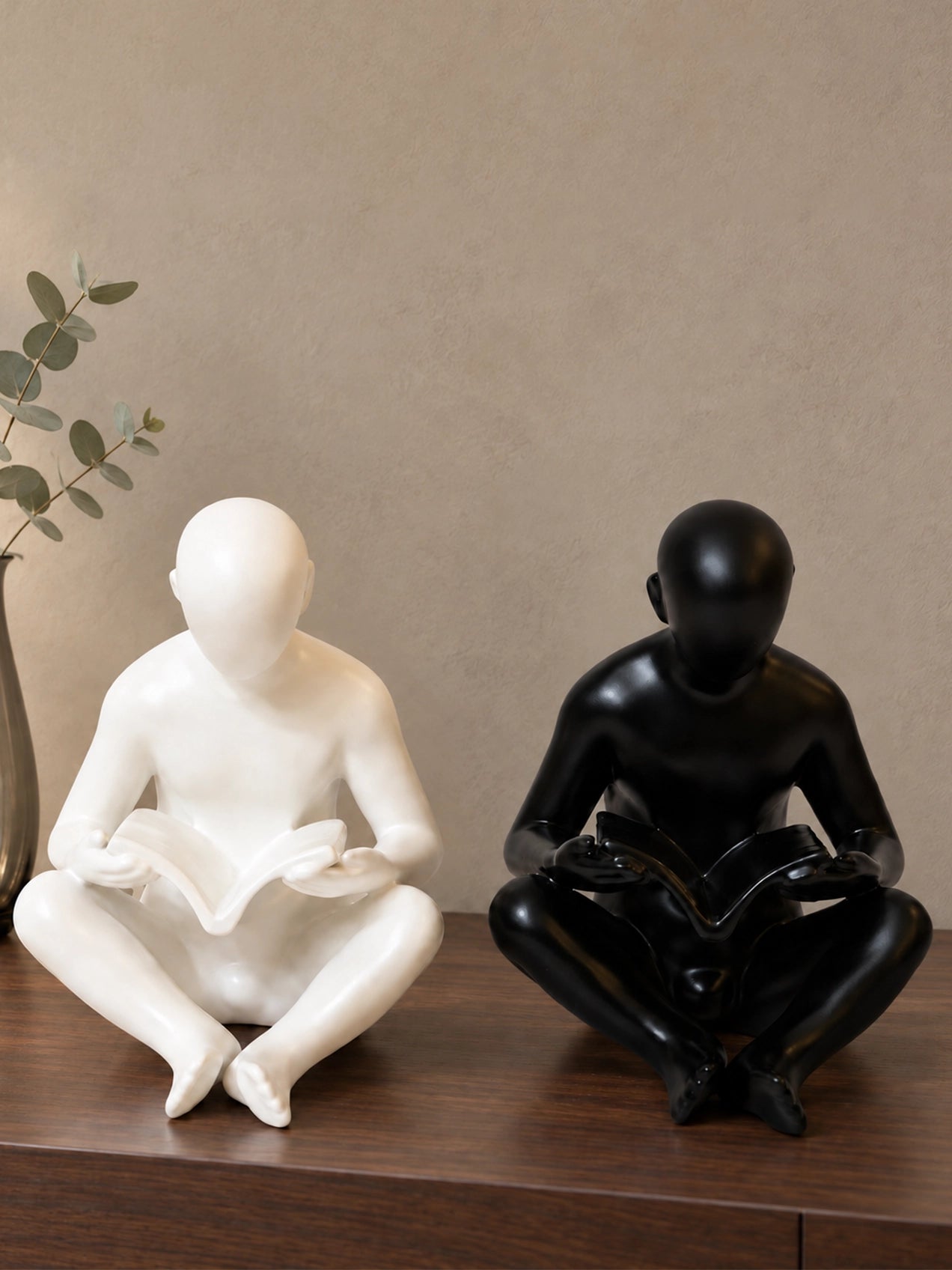Readers Duo Figurines | Black & White | 17 cm
