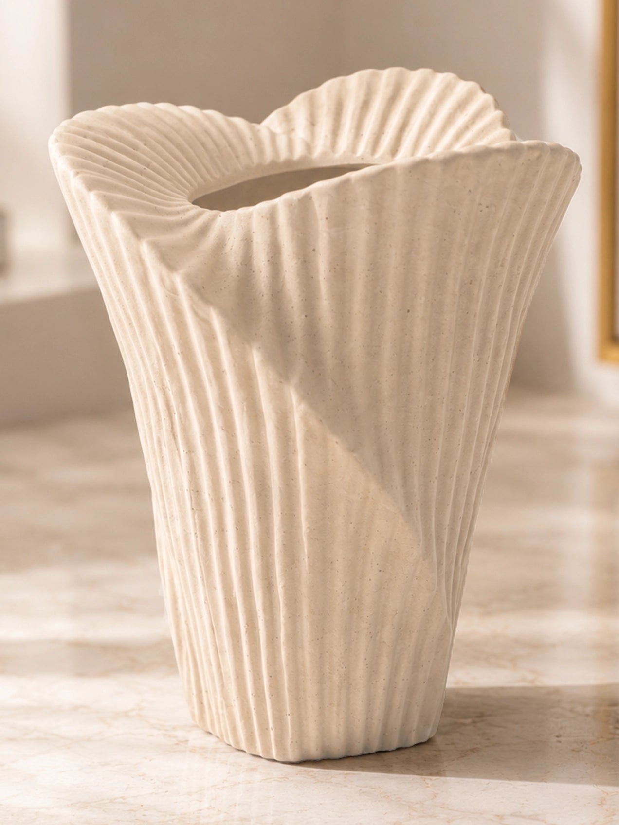 Curved Flow Vase | 21 cm